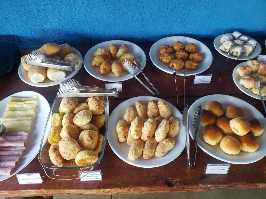 Pão de queijo e pães no buffet do café da manhã