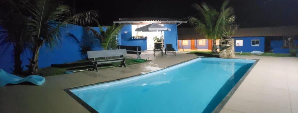 Piscina iluminada à noite
